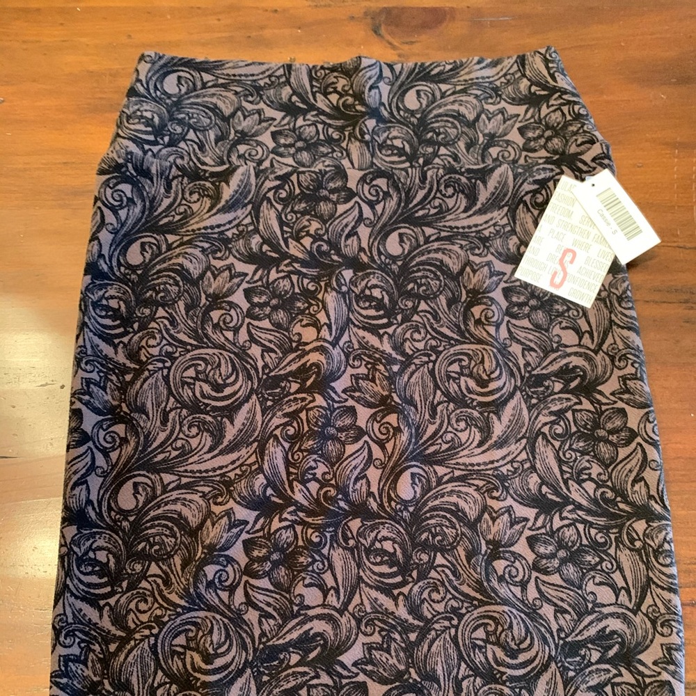 NWT LuLaRoe Cassie skirt, Size S, gray/blk floral